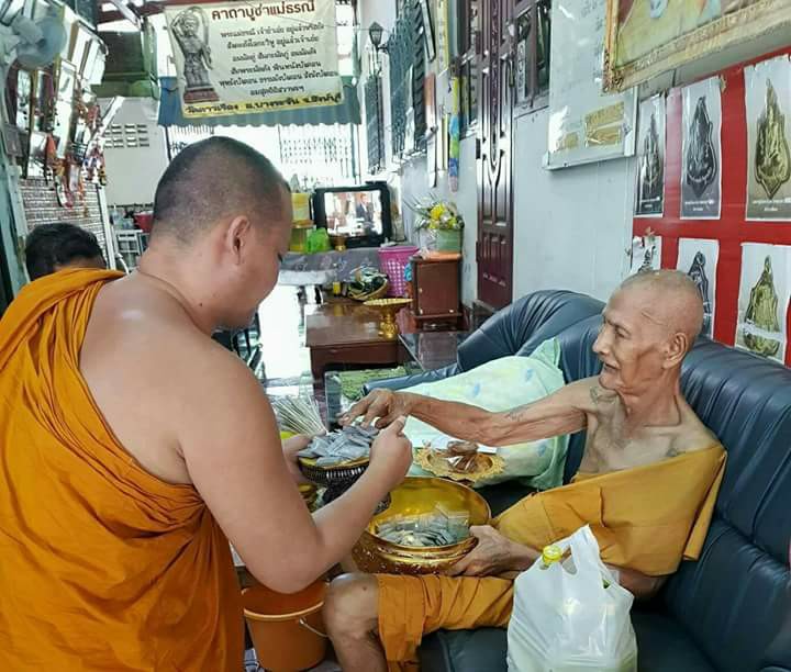 พระสมเด็จหลวงพ่อโตในวิหาร เนื้อผงชนวนมวลสารเก่าหลวงพ่อกวย รุ่นแรงครู ปี2560 หลวงพ่อกวย วัดโฆสิตาราม(วัดบ้านแค) จ.ชัยนาท ปี2563 - (ขนาด 5x7นิ้ว จีวรส้ม ด้านหน้ายันต์ครู ยันต์นะปัดตลอด ด้านหลังยันต์มงกุฎพระพุทธเจ้าหนุนดวง) ปี2563 #ปลุกเสกที่วัดโฆสิตาราม #รั