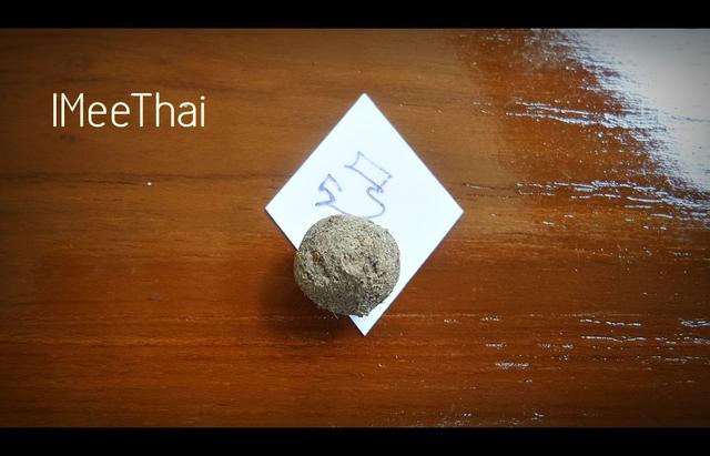 ลูกอม (ชานหมาก เกศา อัดรวมมวลสาร และ รูปจากมือ) หลวงพ่อพูน วัดบ้านแพน