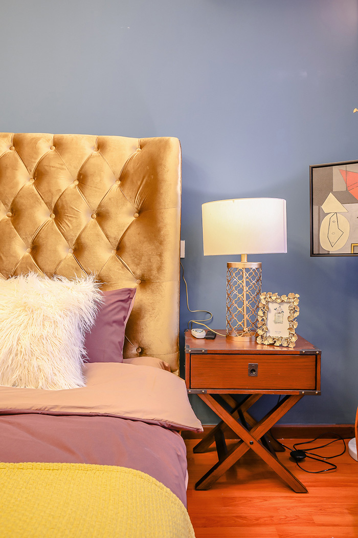 โคมไฟตั้งโต๊ะโป๊ะผ้าสีขาวฐานโลหะเหล็กสีทองฉลุลายสไตล์โมเดิร์น Luxury [AM-3870]