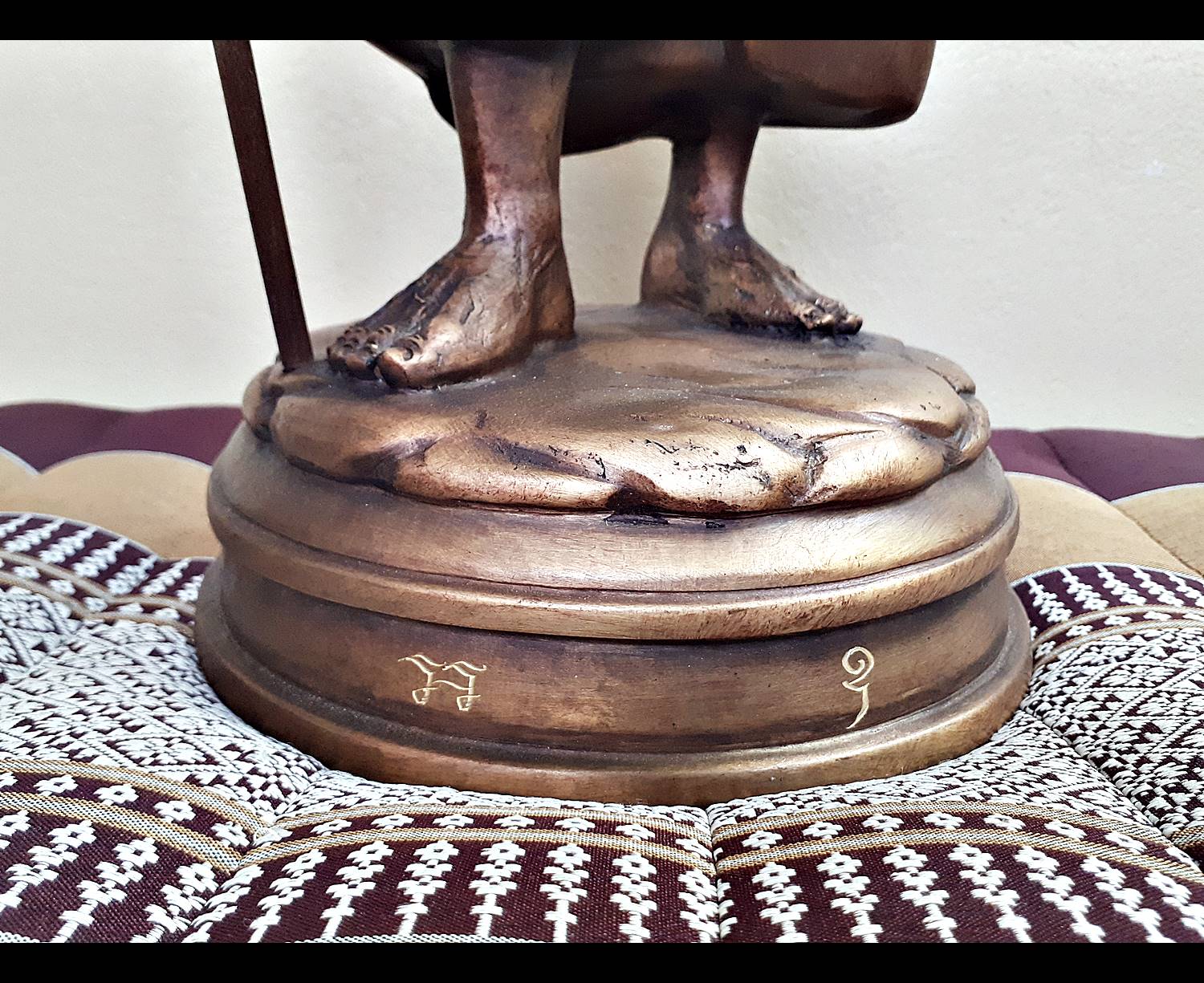 รูปหล่อ หลวงปุ่หมุน วัดบ้านจาน เนื้อโลหะทองเหลือง ยืนถือไม้เท้า พญานาค ขนาดบูชา (องค์ใหญ่ สูง21นิ้ว)