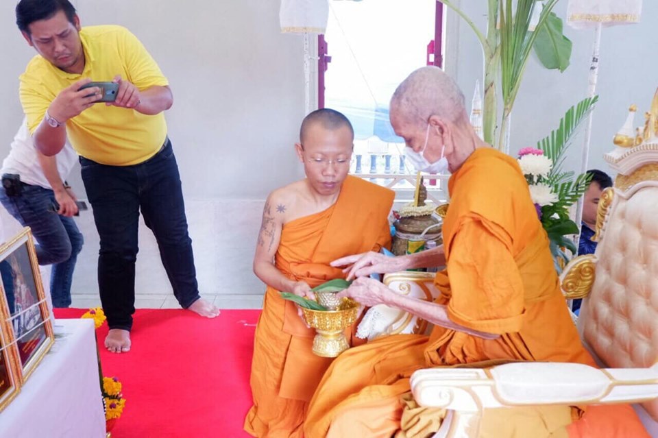 พระนางพญา(มนต์พระกาฬ) หลังพระสีวลี ปัดผงเงิน เนื้อผง ปี2562