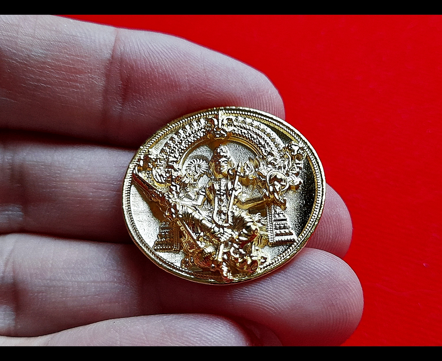 เหรียญพระแม่อุมาเทวี เนื้อชุบทอง(ขนาด2.5ซม) วัดแขก ปี2562 (เข้าพิธีปลุกเสกแล้วสายแขก) #รับประกันแท้