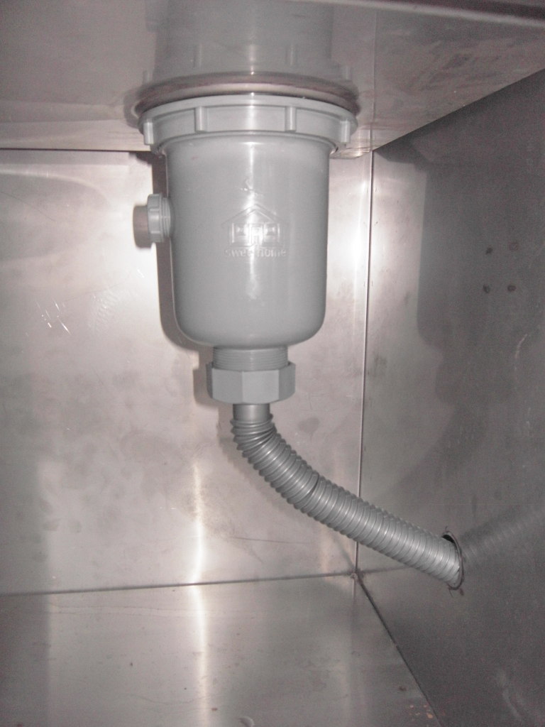 โต๊ะผ่าตัดสแตนเลส พร้อมซิงค์น้ำล้างแผลและตู้เก็บของในตัว