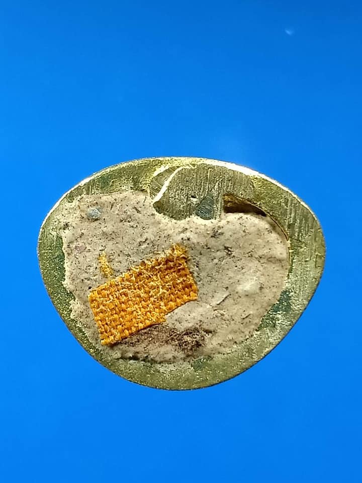 รูปหล่อ หลวงพ่อกวย วัดโฆสิตาราม ทำน้ำมนต์ (เข้าพิธีอฐิษฐานจิตปลุกเสก39พิธี) ฐานบรรจุมวลสารเก่าและ#เกศา#จีวร หลวงพ่อกวย (ขนาดห้อยคอ 1.5ซม) ปี2561 #รับประกันแท้