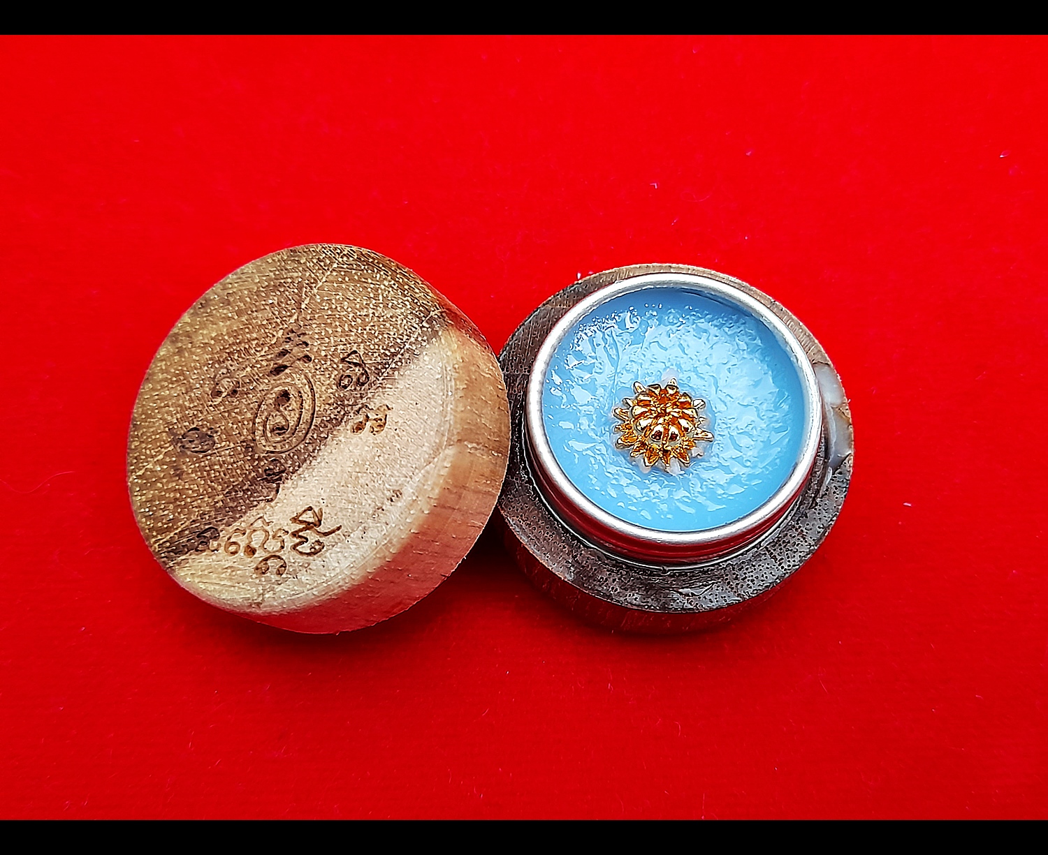 สีผึ้ง นะเศรษฐี (ฝ่าตลับเป็นยันต์นะเศรษฐี ของหลวงพ่อกวย วัดโฆสิตาราม ในตลับเป็นดอกพิกุล) ปี2564