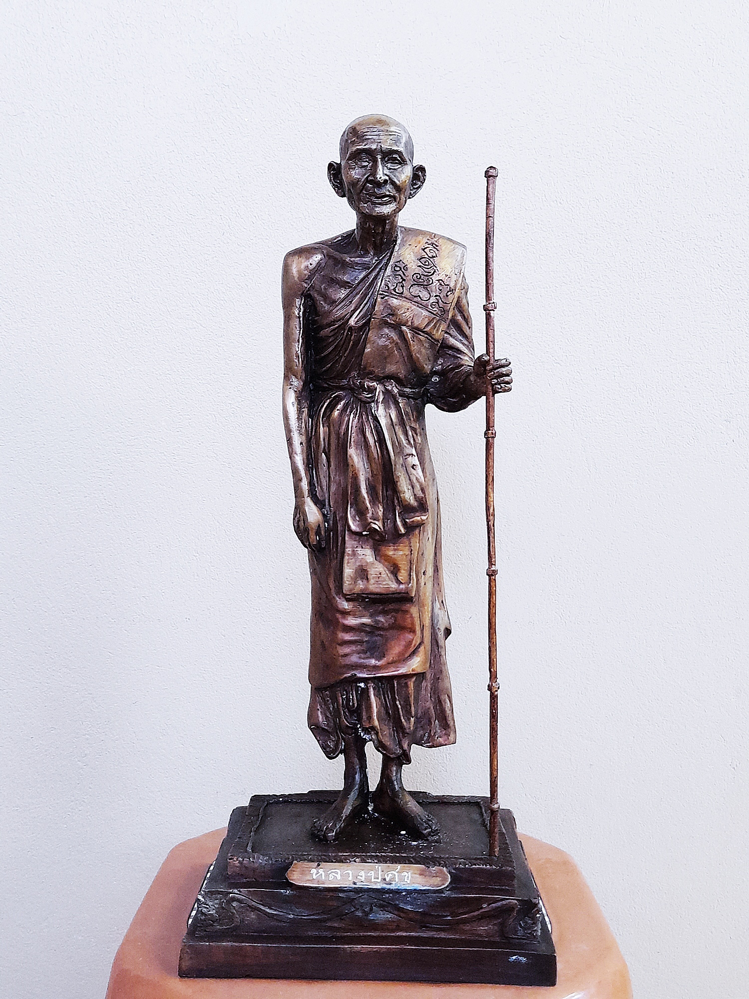 รูปหล่อ หลวงปู่ศุข วัดปากคลองมะข่ามเฒ่า ยืนถือไม้เท้า (องค์ใหญ่ สูง18นิ้ว กว้าง7.5นิ้ว ลึก7นิ้ว) องค์นำฤกษ์ ปลุกเสกแล้ว พิธีปลุกเสกใหญ่ กฐิน ปี2562 (องค์นำฤกษ์จำนวนการสร้าง 9องค์)) #รับประกันแท้