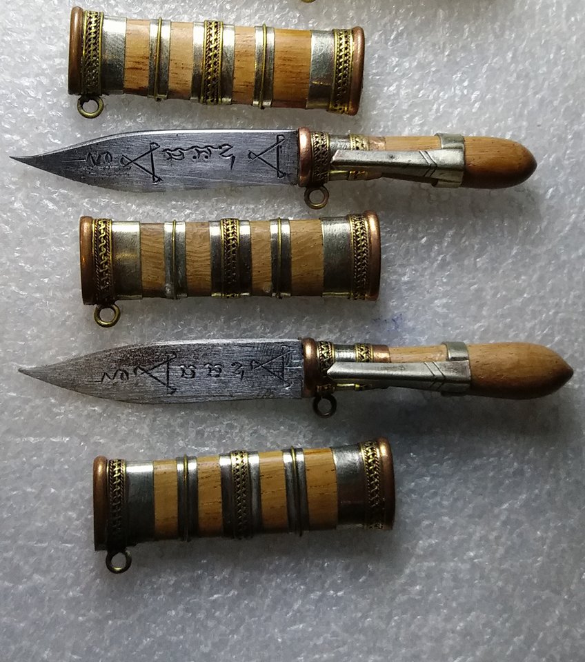 มีดหมอ หลวงพ่อกวย วัดโฆสิตาราม(วัดบ้านแค) (มีดหมอเทพศาสตรา มีดหมอแรงครู เล่มเล็ก) (บรรจุ มวลสาร และ เส้นผมเกศา หลวงพ่อกวย ) จ.ชัยนาท รุ่นแรงครู ปี2560