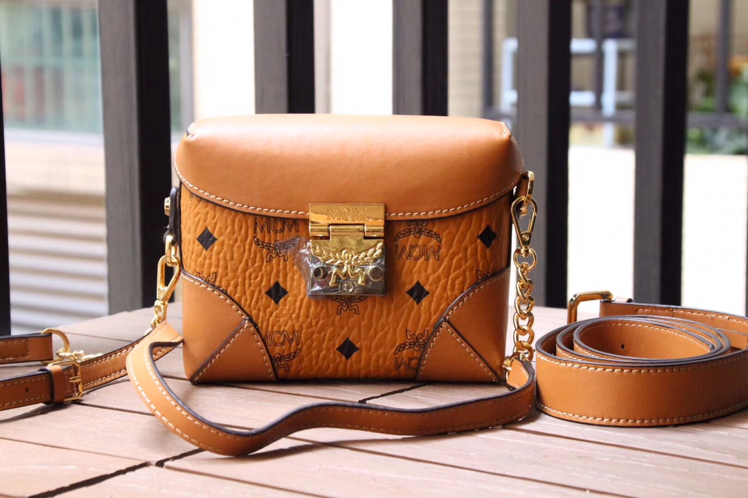 กระเป๋า mcm สะพายข้างหรือคาดเอวได้มีสายเปลี่ยน 16.5 * 12.5 cm