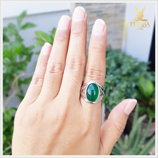 แหวนโมราแท้ สีเขียวเข้ม เป็นเอกลักษณ์เฉพาะ โดดเด่นสะดุดตา