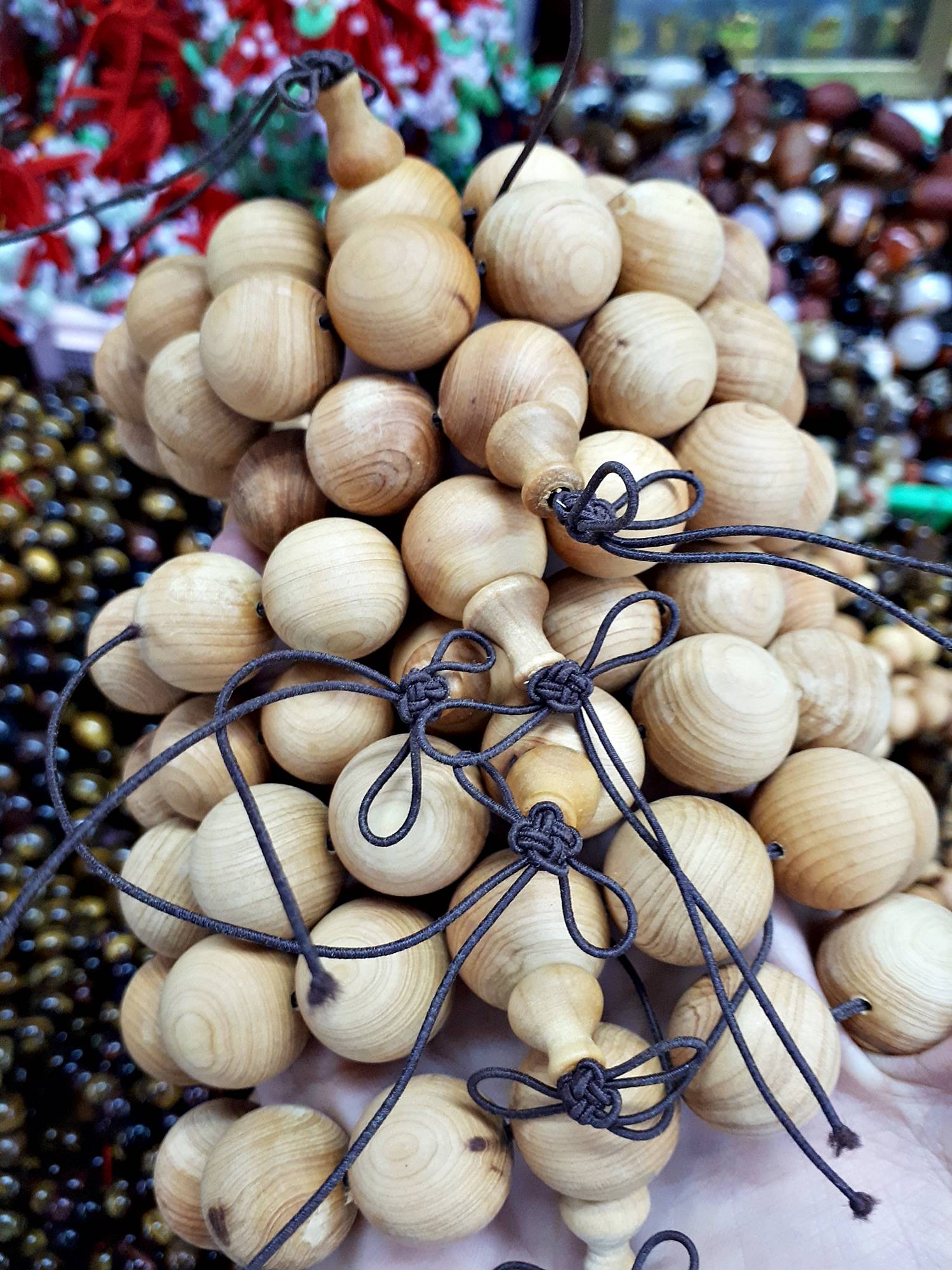 ้ประคำ ข้อมือ เนื้อไม้หอม (เม็ดใหญ่ 12เม็ด) (ขายปลีก ขายส่ง)