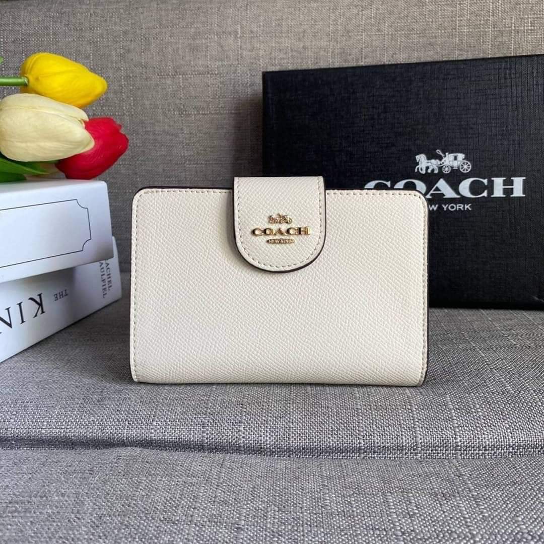 COACH 6390 MEDIUM CORNER ZIP WALLET (แอดไลน์ก่อนสั่งซื้อ)
