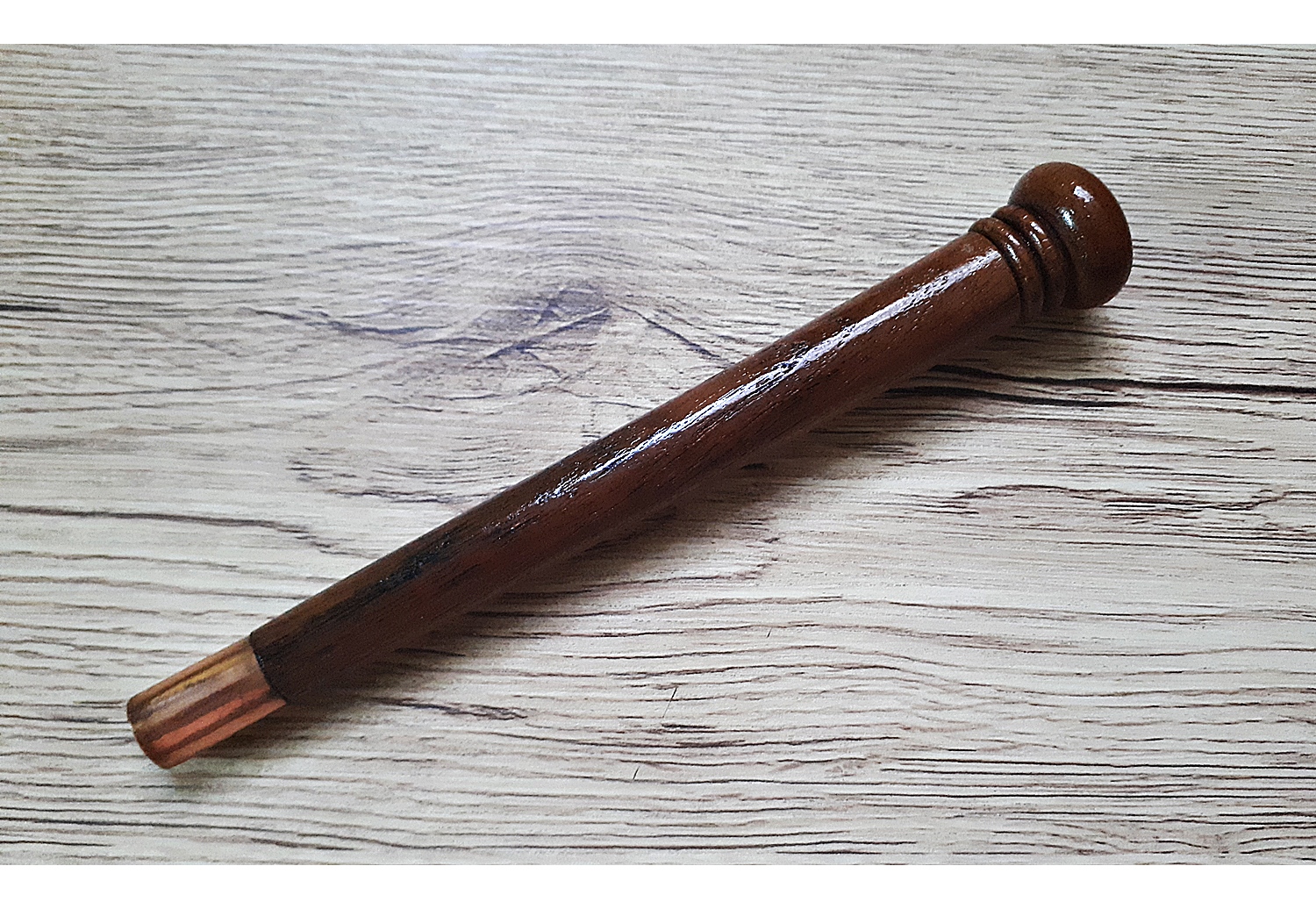 ไม้ครู (ทำจากเนื้อไม้คานโบสถ์ วัดพระพุทธบาท จ.สระบุรี) - (อานุภาพ มหาอำนาจคุมบริวาร อีกทั้งลาภและความเจริญ ด้วยจากบารมีครู) ยาว7นิ้ว