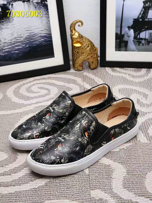 given men แบบอีกเยอะกดดูด้านในค่ะ size 38-44 ,45-46 มีบางแบบ