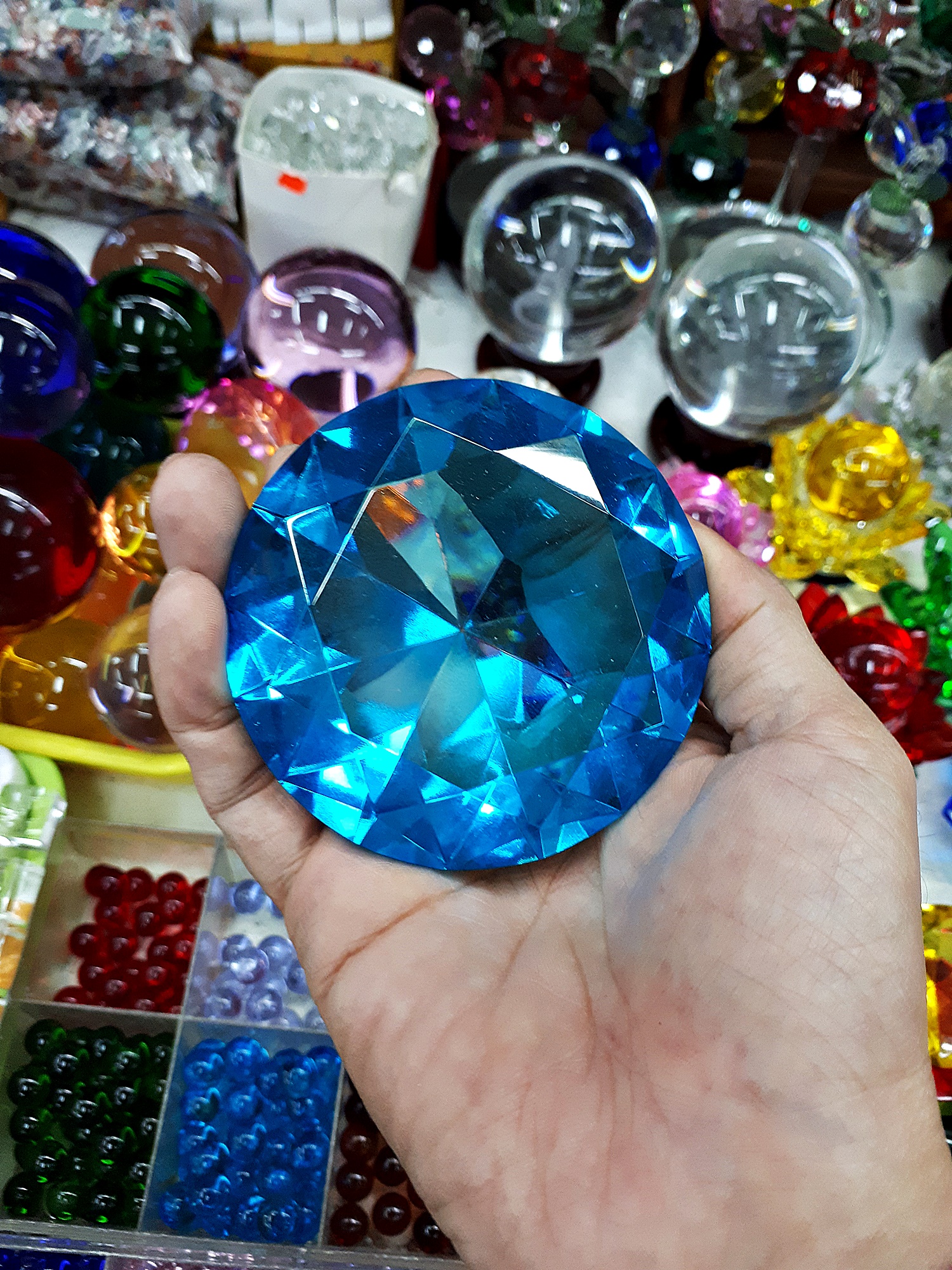 แก้วสี ทรงเพรชกระรัต