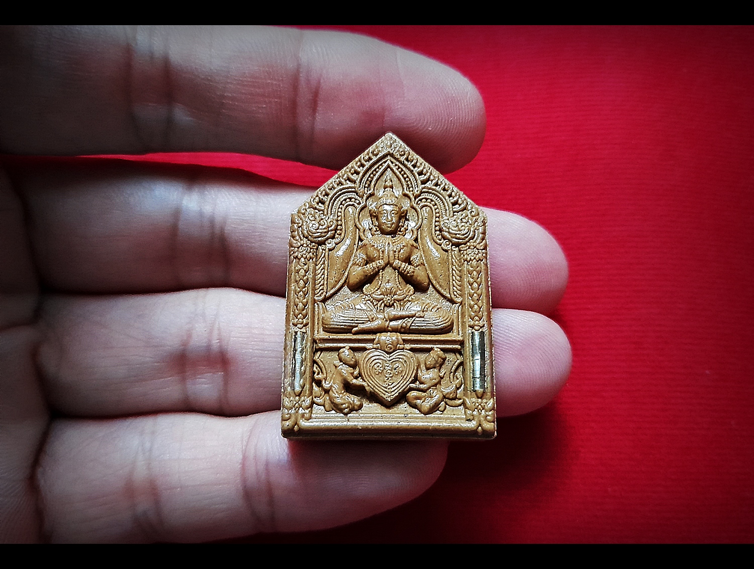 พ่อขุนแผน(วิชามนต์มหาเสน่ห์สายใต้ สายวัดเขาอ้อ) ฝังตะกรุดเงินคู่ เนื้อมวลสารผงผสมแก่ว่าน (ชุดกรรมการ) ด้านหลังโรยผงแร่ ปี2563 - อ.เปลี่ยน หัทยานนท์ (สายใต้ สายวิชาวัดเขาอ้อ))