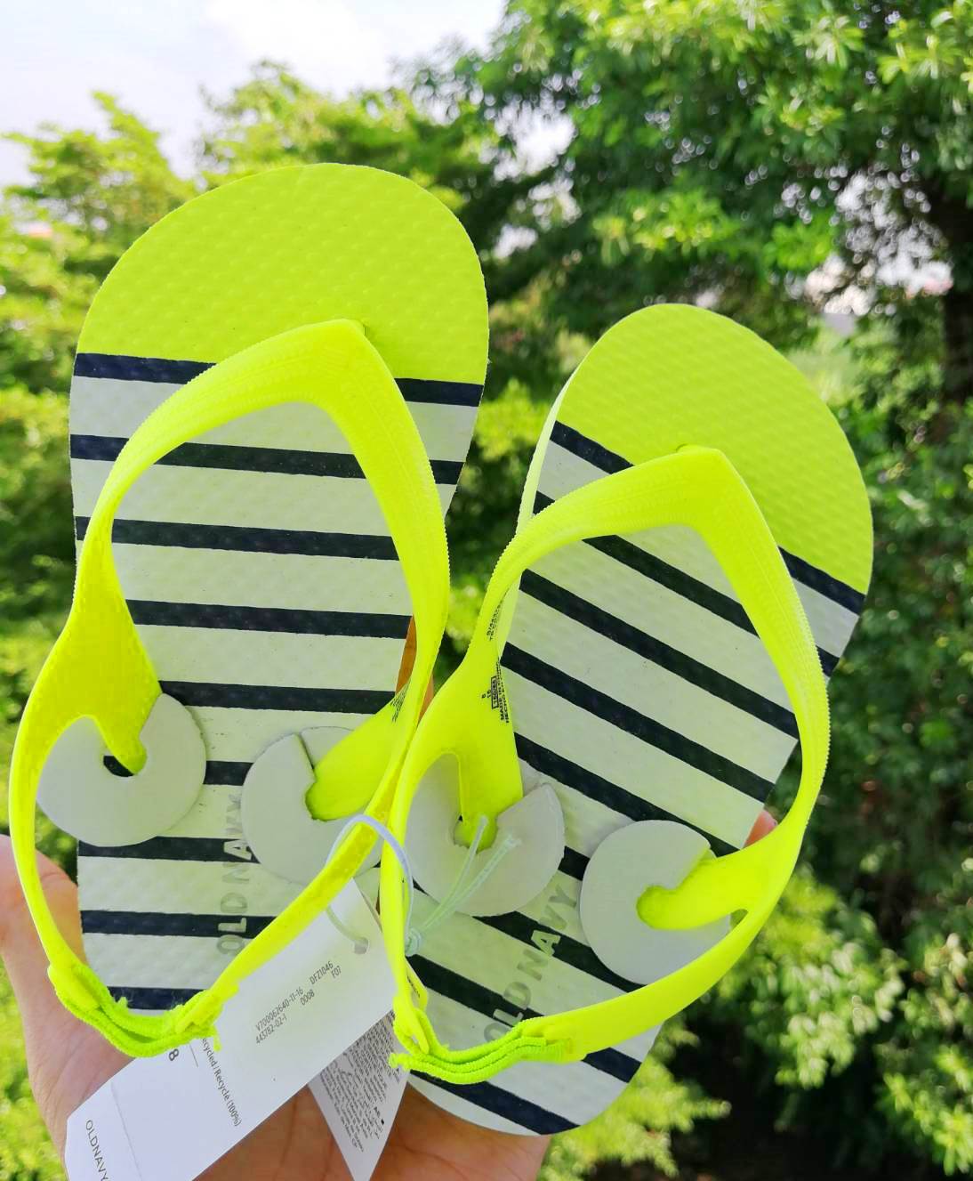 รองเท้าแตะรัดส้น Old Navy Patterned Flip-Flops ลาย Lime Stripe ไซส์ 7,8