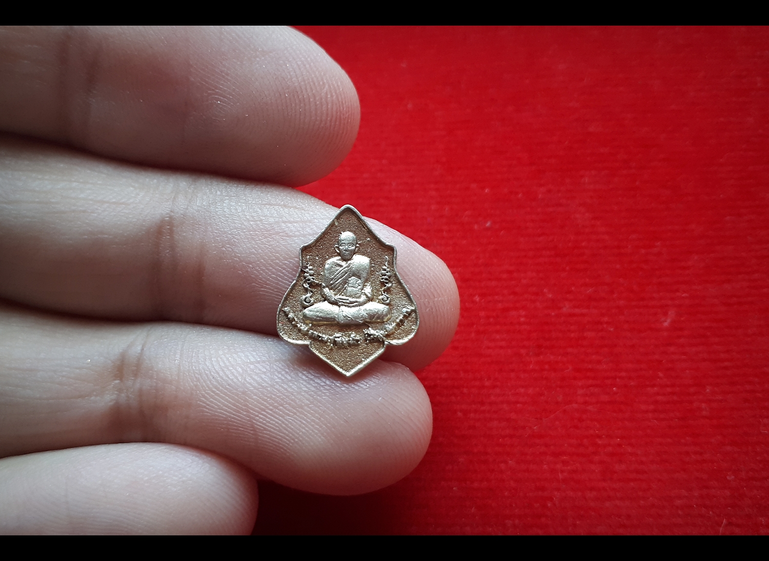 เหรียญ (เม็ดแตงจิ๋ว) หัวแหวน ทรงโล่ หลวงพ่อกวย วัดโฆสิตาราม (วัดบ้านแค) หลังยันต์ครู เนื้ออัลปาก้าเงิน