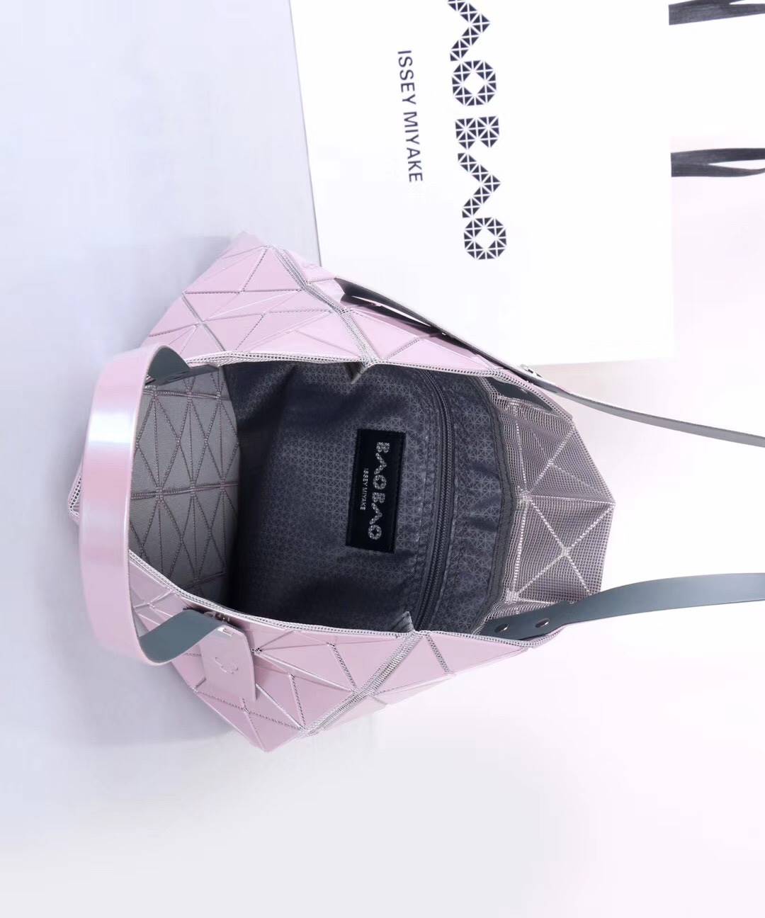 พร้อมส่ง กระเป๋า issey 6x6 สีชมพูอ่อน