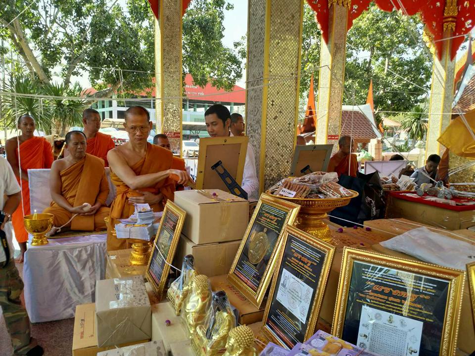 พระสมเด็จหลวงพ่อโตในวิหาร เนื้อผงชนวนมวลสารเก่าหลวงพ่อกวย รุ่นแรงครู ปี2560 หลวงพ่อกวย วัดโฆสิตาราม(วัดบ้านแค) จ.ชัยนาท ปี2563 - (ขนาด 5x7นิ้ว จีวรส้ม ด้านหน้ายันต์ครู ยันต์นะปัดตลอด ด้านหลังยันต์มงกุฎพระพุทธเจ้าหนุนดวง) ปี2563 #ปลุกเสกที่วัดโฆสิตาราม #รั