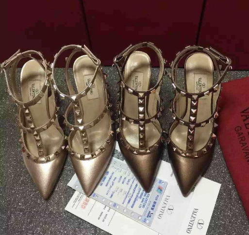 พร้อมส่ง รองเท้า valen rockstud ankle strap golden metalic รุ่นใหม่ 2015 สีทอง size 35-40 สอบถามไซส์ได้ค่ะสต็อคของเปลี่ยนตลอด