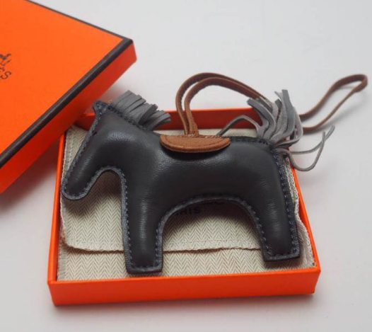 ที่ห้อยกระเป๋า hm charm รูปตัวม้า มีหลายสีสต๊อกเปลี่ยนตลอดสอบถามได้ค่ะ