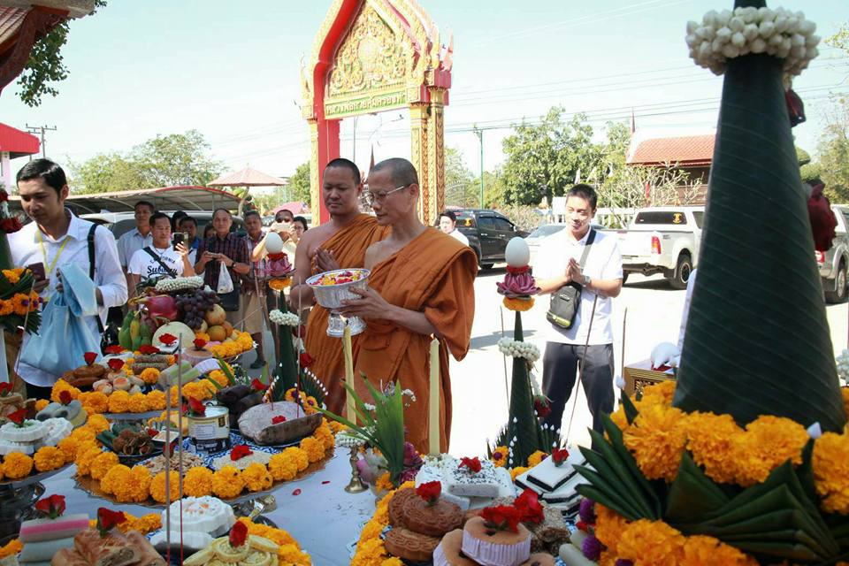 พระสมเด็จหลวงพ่อโตในวิหาร เนื้อผงชนวนมวลสารเก่าหลวงพ่อกวย รุ่นแรงครู ปี2560 หลวงพ่อกวย วัดโฆสิตาราม(วัดบ้านแค) จ.ชัยนาท ปี2563 - (ขนาด 5x7นิ้ว จีวรส้ม ด้านหน้ายันต์ครู ยันต์นะปัดตลอด ด้านหลังยันต์มงกุฎพระพุทธเจ้าหนุนดวง) ปี2563 #ปลุกเสกที่วัดโฆสิตาราม #รั