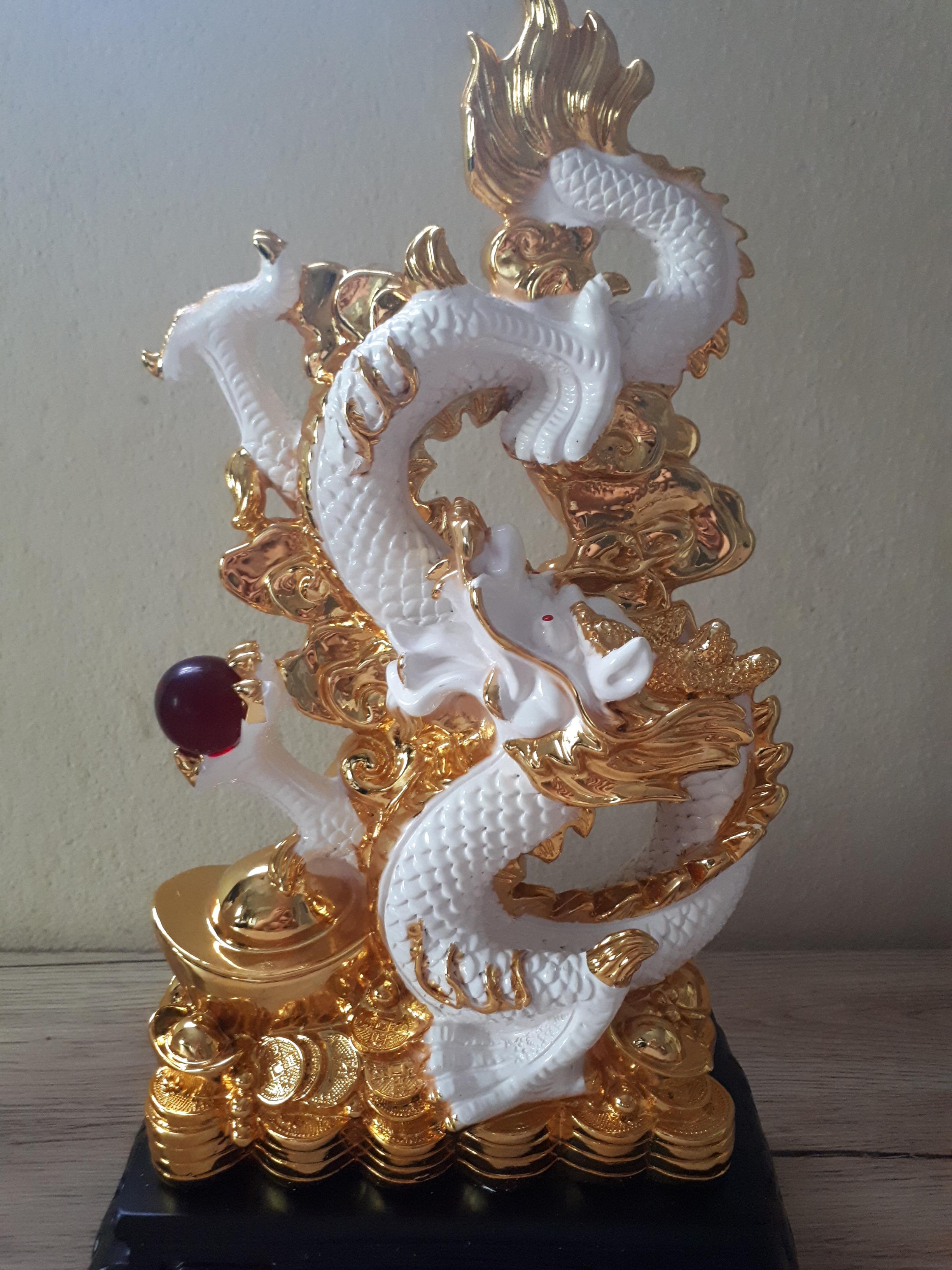 รูปหล่อ มังกรขาว สลับสีทอง ถือลูกแก้วแดง บนกองทอง เนื้อเรซิ่นเหลือบสี (สูง14นิ้ว กว้าง8นิ้ว ลึก4.5นิ้ว)