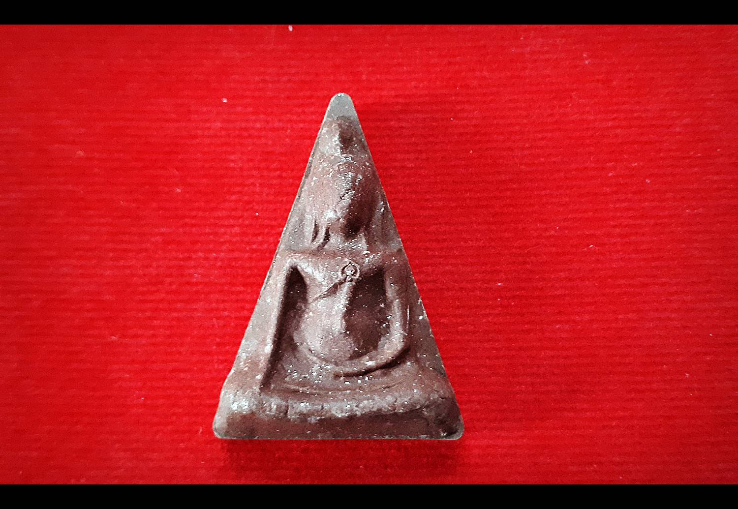 พระนางพญา(มนต์พระกาฬ) หลังพระสีวลี ปัดผงเงิน เนื้อผง ปี2562