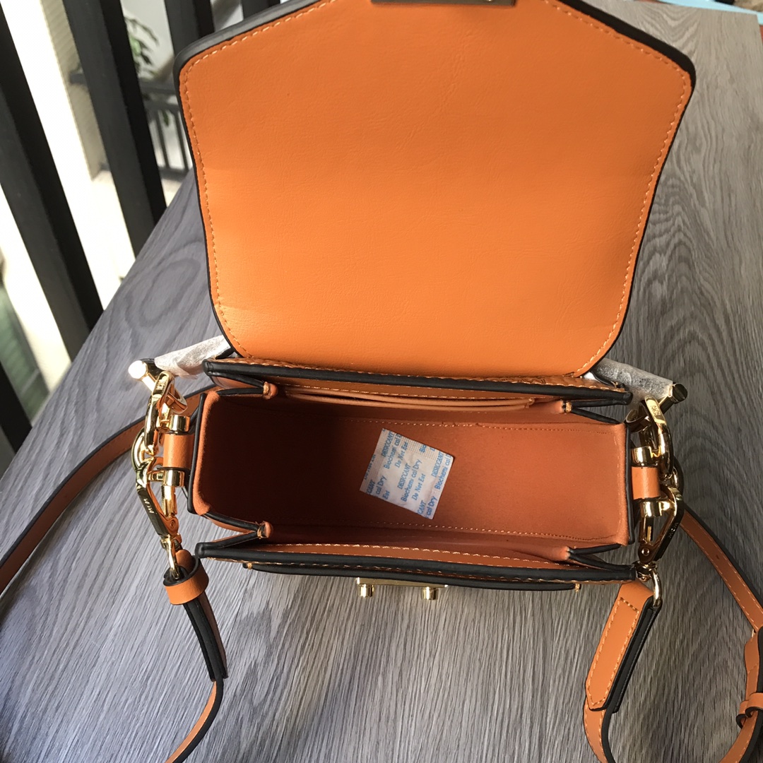 กระเป๋า mcm patricia mini 18 cm