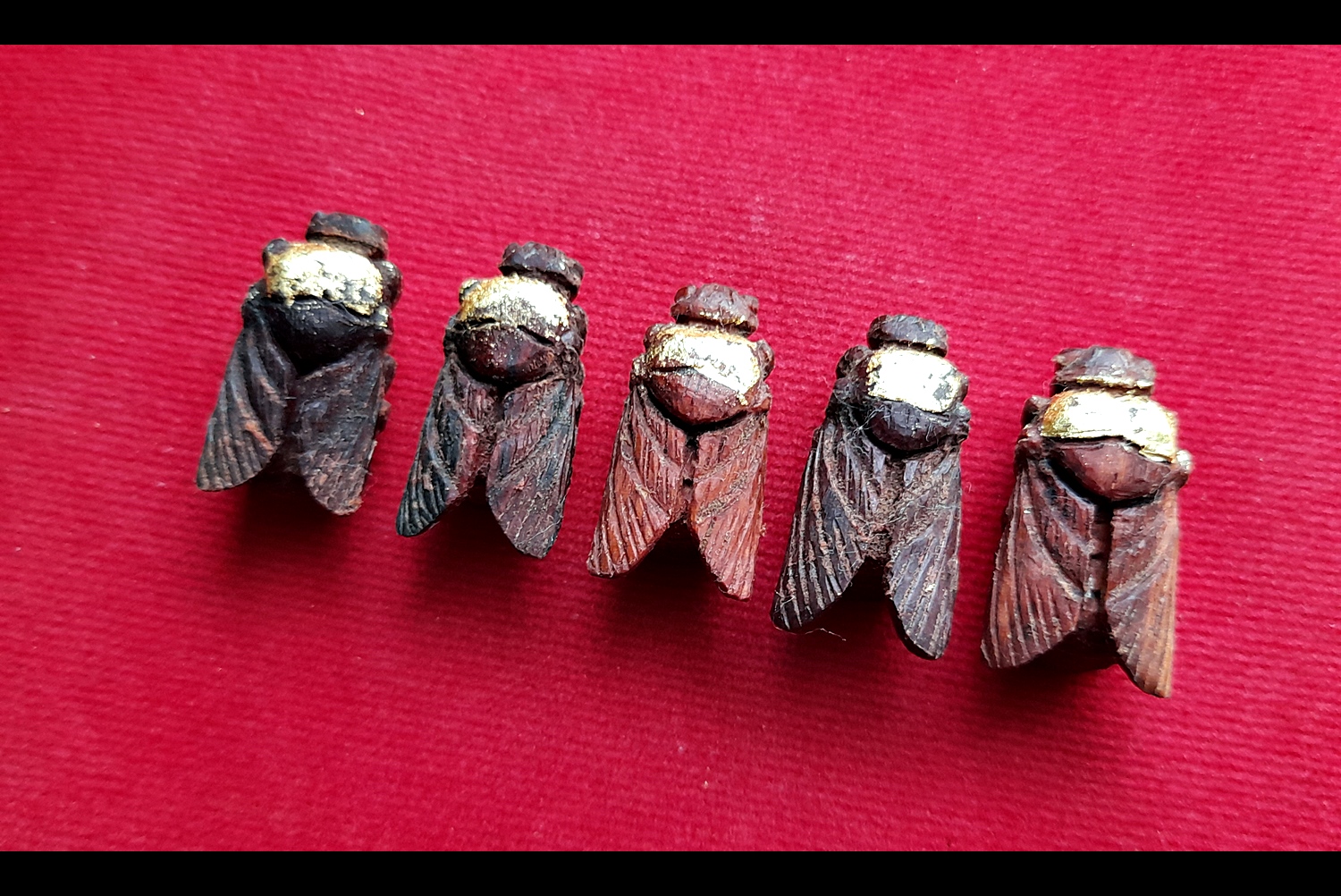 แมลงภู่ (แมงภู่ แมงบู๊) แกะสลัก เนื้อไม้ดุมล้อเกวียน ฝั่งเข็มบรรจุด้วยปรอทป่าแท้ ปี2563 #รับประกันแท้