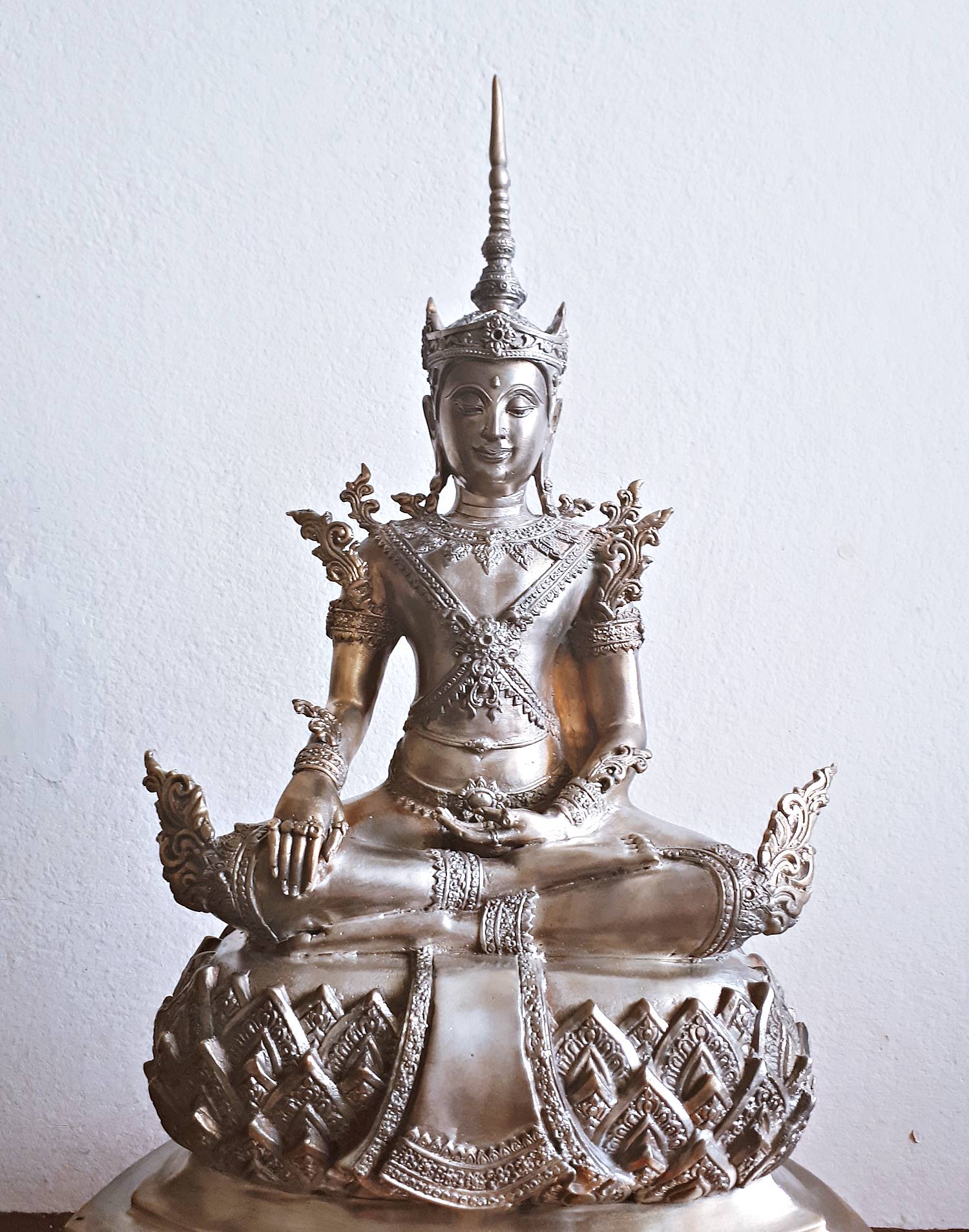 รูปหล่อ พระพุทธรูป พระจักรพรรดิ์ ปางทรงเครื่องพระจักพรรดิ์ (เนื้อทองเหลือง ขัดเงาเงิน หน้าตัก 8-9นิ้ว)