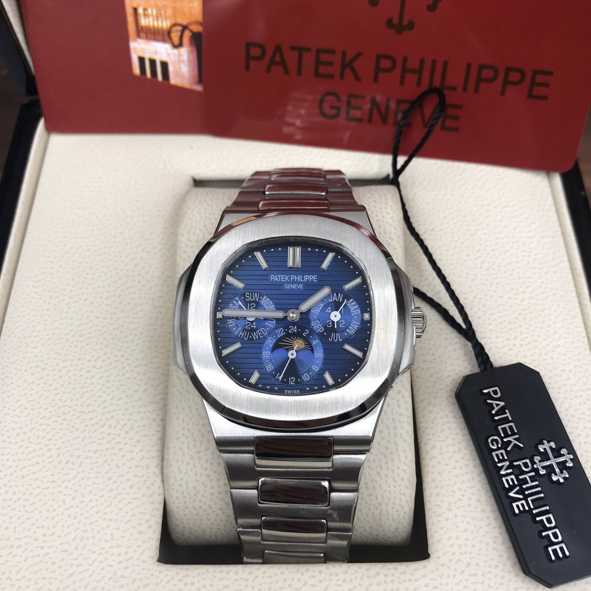 นาฬิกา Patek Philippe รุ่น Men's Nautilus Chronograph สีเงิน สายเลสสีเงิน หน้าปัดสีน้ำเงิน