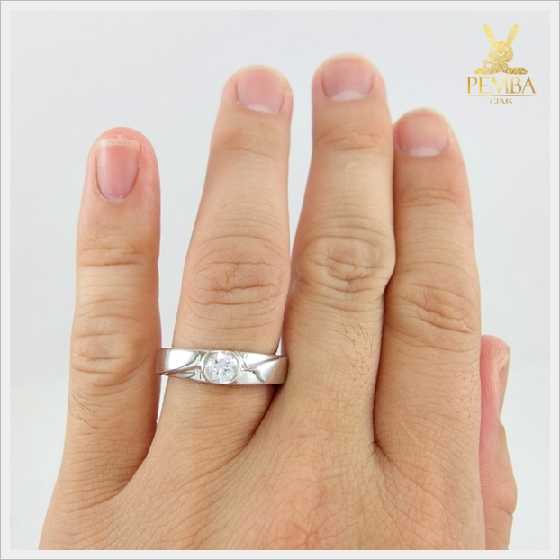 แหวนเพทายแท้ สีขาวใสไฟเพชร เปล่งประกายดั่งเพชรแท้ เสริมอำนาจบารมี