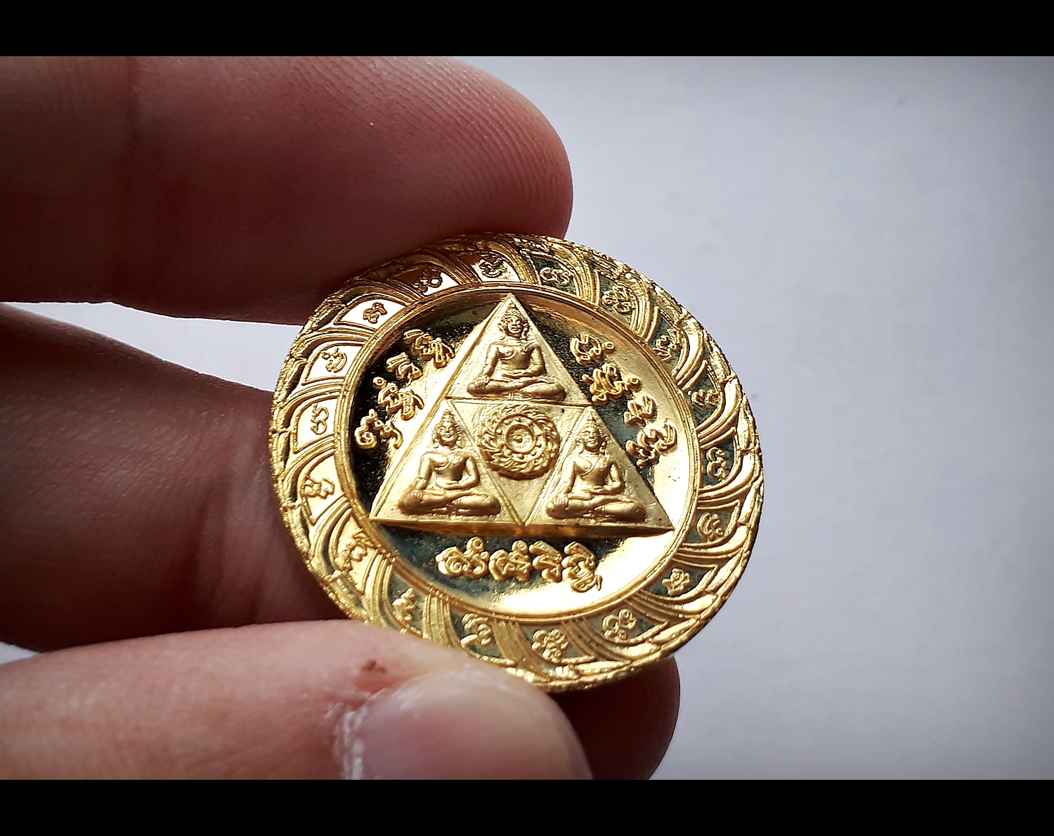 เหรียญไตรรัตนจักร เนื้อชุบทอง หลวงปู่ชื้น วัดญาณเสน