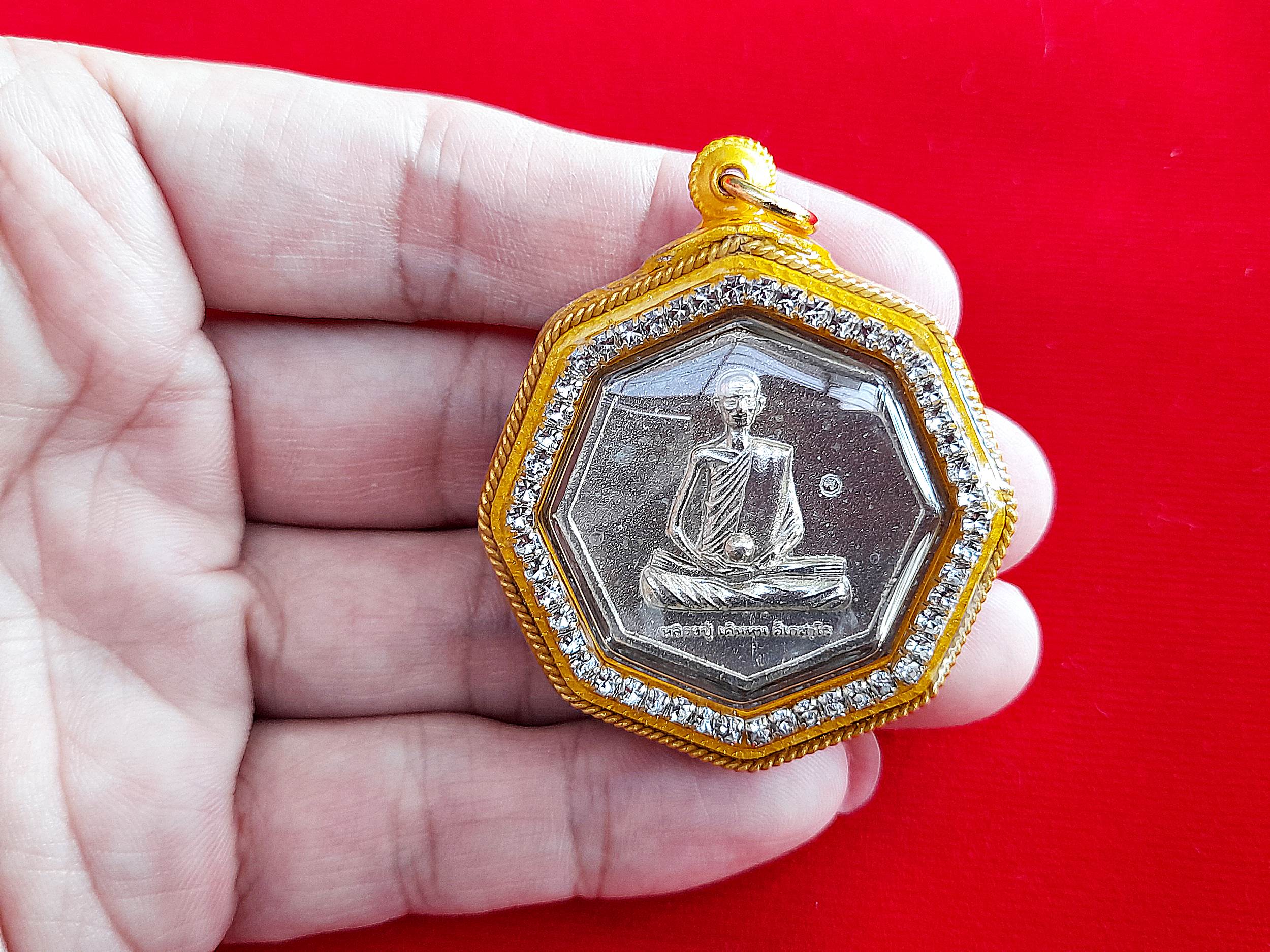 เหรียญ หลวงปู่ เดินหน อิเกสาโร เพรชยอดมงกุฎ หกเหลี่ยม ระงับโศก-รับโชคทุกทิศ เนื้อเงินแท้(ผสมทองคำและชนวนสัมฤทธิ์) ปี2565 #รับประกันแท้ (เลี่ยมกันน้ำล้อมเพรช) - จัดสร้างโดย ฅนขลังคลังวิชา