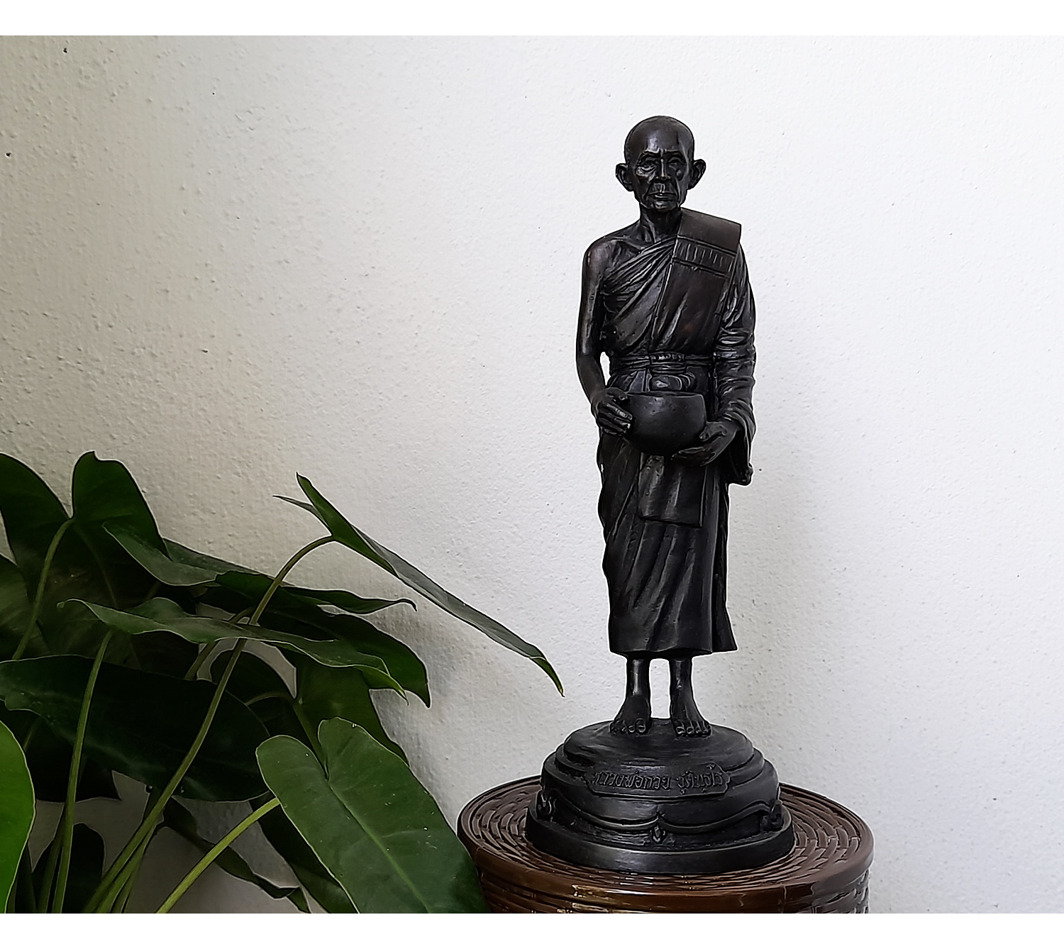 รูปหล่อ หลวงพ่อกวย วัดโฆสิตาราม(วัดบ้านแค) อุ้มบาตร ถือบาตร(มหาลาภ) (ขนาดบูชาสูง 9นิ้ว) เนื้อทองเหลืองโลหะ ฐานบรรจุมวลสารเก่าหลวงพ่อกวย ปี2561 งานกฐิน - #สร้างและปลุกเสกจากวัดโฆสิตาราม #รับประกันแท้