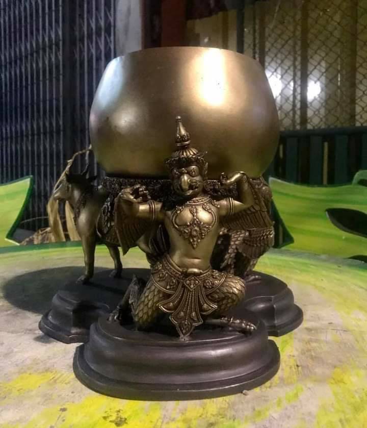 บาตรน้ำมนต์ (ฐาน พญาครุฑ พระโค พญาหงษ์) เนื้อทองเหลือง (ขนาด ความกว้างบาตร7นิ้ว กว้างฐาน10นิ้ว สูงรวมฐาน11นิ้ว)