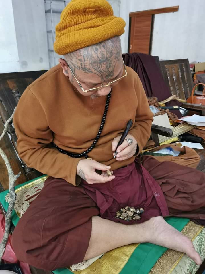 เศียรพ่อแก่ หลวงปู่หมุน