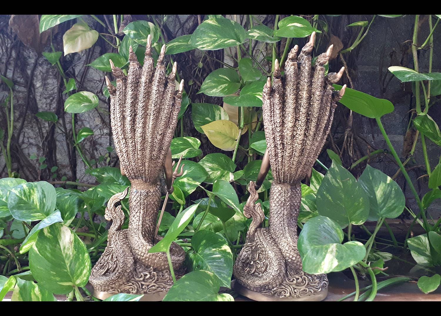 รูปหล่อ คู่ พญานาคราช ปางประทานพร ถืออาวุธ (ท่านปู่นาคา-ศรีสุทโธ ท่านยานาคี-ศรีปทุมวัน) พญานาคปรก 7ตน 7หัว โลหะทองเหลือง (ขนาดบูชา สูง15นิ้ว) (ขายปลีก ขายส่ง)