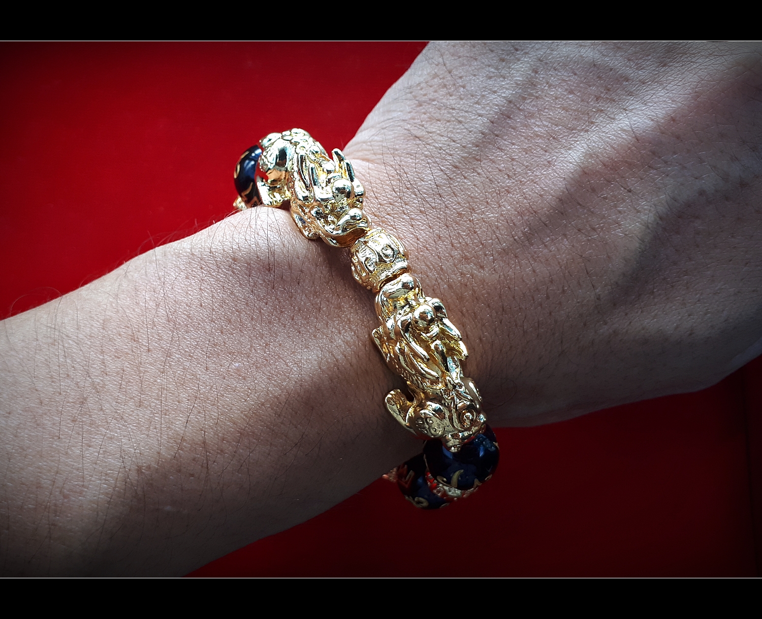 สร้อยข้อมือ ปี่เซียะ (ผีซิว) (Pi Xiu) 2 ตัว หัวโลหะชุบทอง หินดำสลักอักขระ 14มิล (ขายปลีก ขายส่ง)