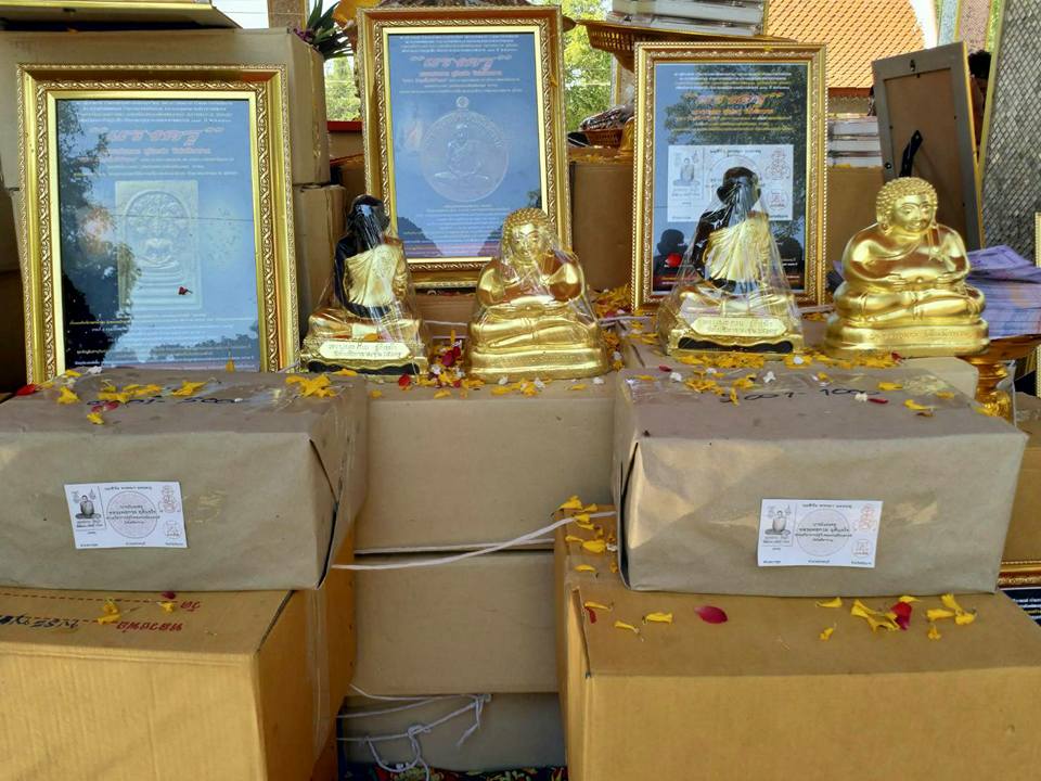 พระสมเด็จหลวงพ่อโตในวิหาร เนื้อผงชนวนมวลสารเก่าหลวงพ่อกวย รุ่นแรงครู ปี2560 หลวงพ่อกวย วัดโฆสิตาราม(วัดบ้านแค) จ.ชัยนาท ปี2563 - (ขนาด 5x7นิ้ว จีวรส้ม ด้านหน้ายันต์ครู ยันต์นะปัดตลอด ด้านหลังยันต์มงกุฎพระพุทธเจ้าหนุนดวง) ปี2563 #ปลุกเสกที่วัดโฆสิตาราม #รั