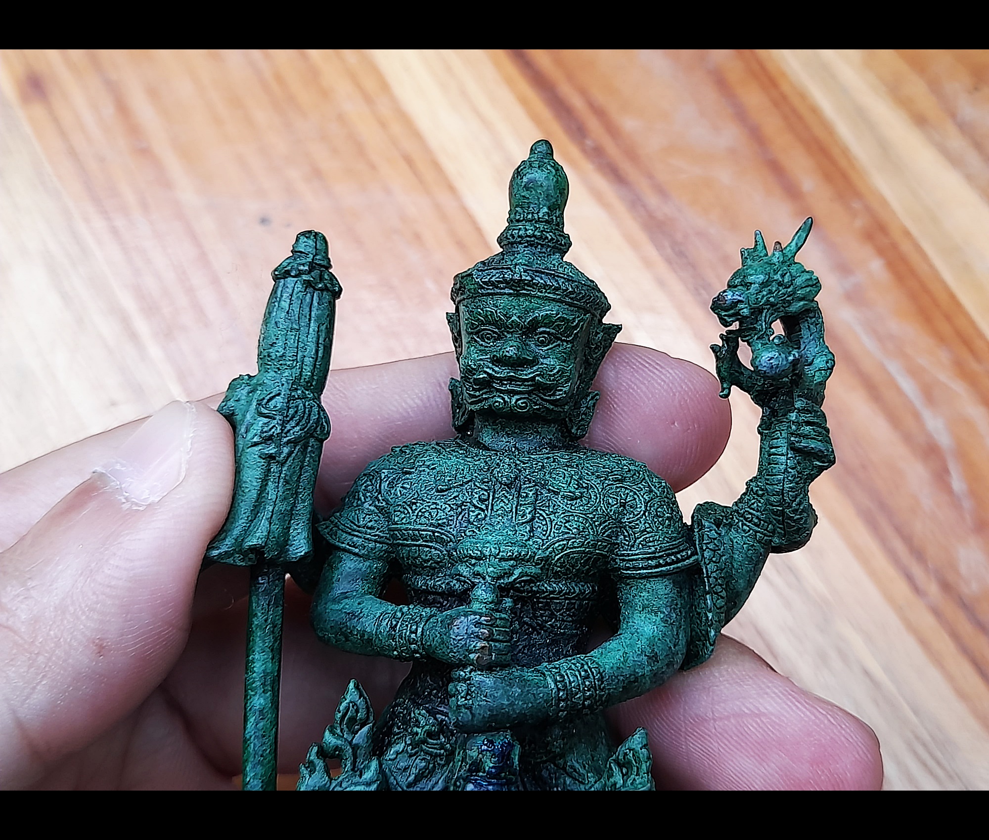 รูปหล่อ ท้าวเวสสุวรรณ 4กร (ร่ม ลูกแก้วมังกร ตะบอง) 3ขา เหรียบหีบสมบัติ คุมทรัพย์ เนื้อทองเหลือง สีเขียวเหนียวทรัพย์ ปี2555 #รับประกันแท้