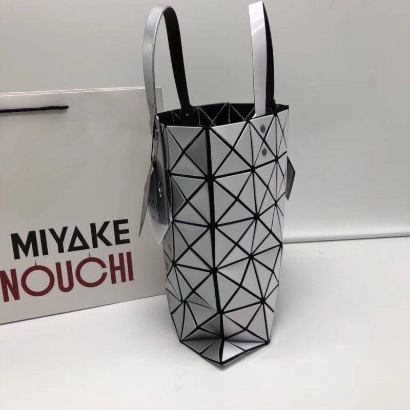 กระเป๋า issey 6x6 two tone มีสองสีในใบเดียวด้านละสี มีหลายสี