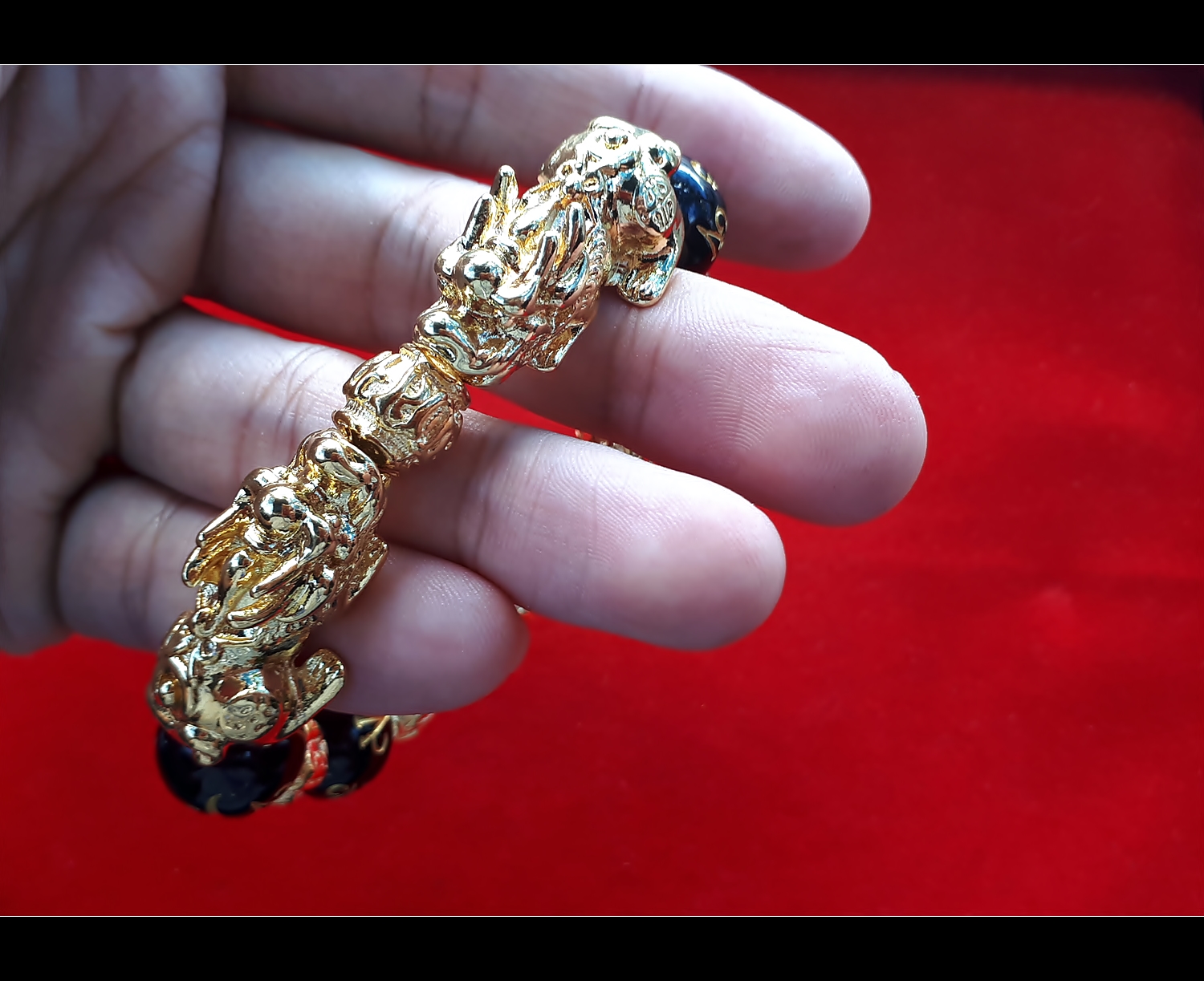 สร้อยข้อมือ ปี่เซียะ (ผีซิว) (Pi Xiu) 2 ตัว หัวโลหะชุบทอง หินดำสลักอักขระ 14มิล (ขายปลีก ขายส่ง)