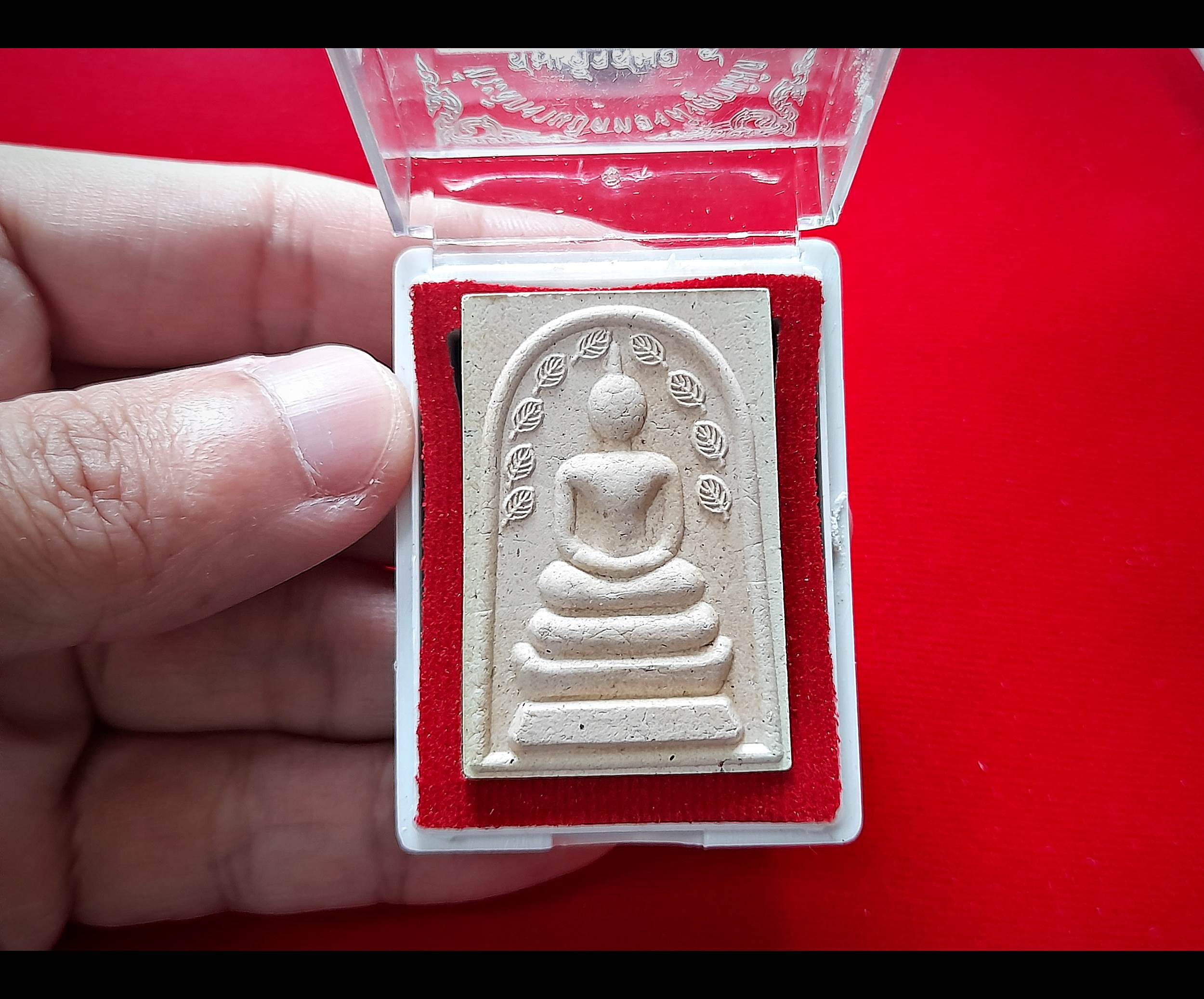 พระสมเด็จ ปรก ๙ ใบ หลัง รูปเหมือน หลวงพ่อกวย วัดโฆสิตาราม เนื้อผง(ผงผสมใบสมอที่หลวงพ่อปลูกไว้ที่วัด+ผงตะเคียนทอง+ทรายเศียรพระประธานในโบสถ์) ปี2557 #รับประกันแท้