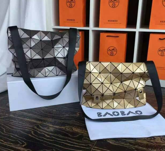 กระเป๋าสะพายข้าง issey rock sholder bag รุ่นใหม่ สีเงิน สีทอง