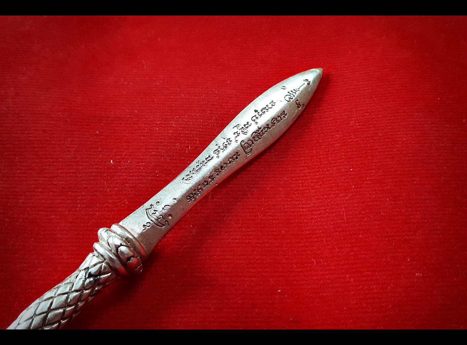 พระขรรค์ จักราวุธกำราบมาร มหาสะท้อนจักรพรรดิ เนื้อมหาชนวน (ผสมเหล็กไหลสุริยันราชา ผสมใส่ชนวนตะกรุดมหาสะท้อน) (ขนาด4นิ้ว) ปี2560 #รับประกันแท้ - หลวงพ่อเล็ก วัดท่าขนุน ร่วมปลุกเสก