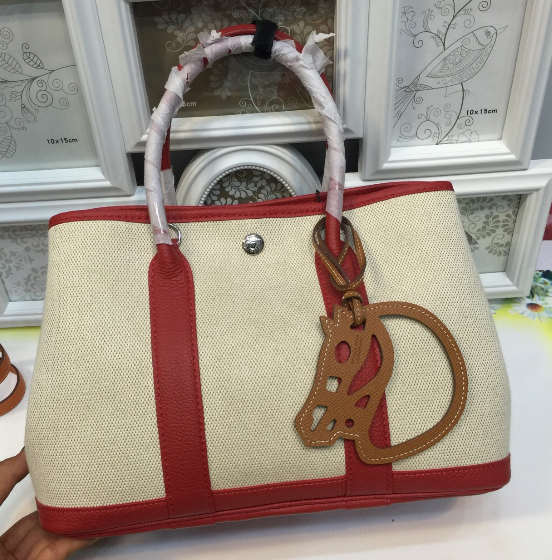 กระเป่า hm garden party leather + canvas 30 cm ตอนนี้มีแต่งานสั่งทำราคาหลักหมื่นสอบถามได้ค่ะ