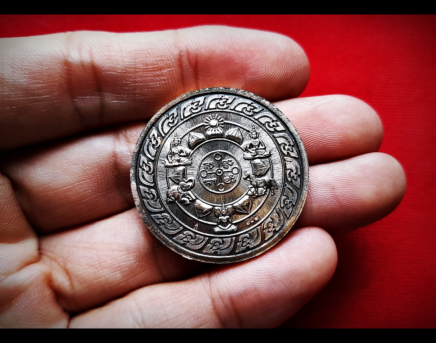 เหรียญพระมหาจักรพรรดิ์ (หลังสมบัติพระมหาจักรพรรดิ์ทั้ง7) (สมบัติจักรพรรดิรัตนะ7) ปี2563 เนื้อมหาชนวน - หลวงพ่อเล็ก วัดท่าขนุน / หลวงตาม้า วัดถ้ำเมืองนะ / วิชาธรรมกายสายหลวงปู่สด วัดปากน้ำ