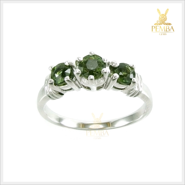 แหวนเขียวส่องแท้ 3 เม็ด สวยเก๋ ใส่ติดนิ้วเสริมเสน่ห์ แหวนพลอยแท้